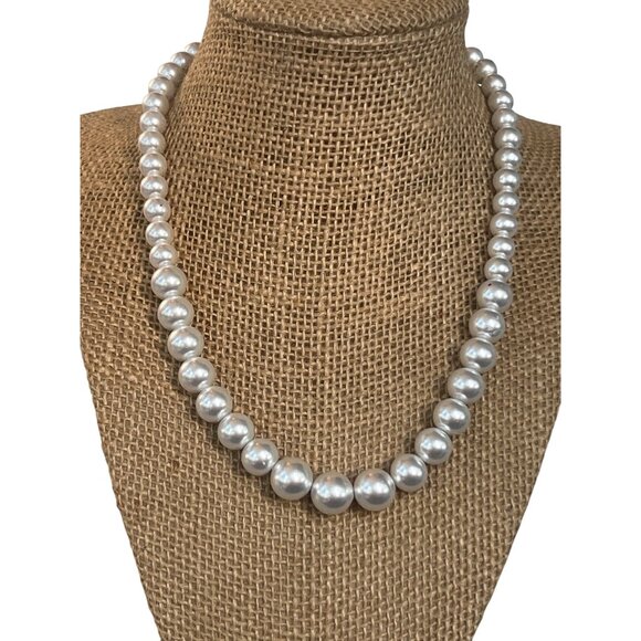 Vintage Express Glass Faux Pearl Necklace Graduated Size Silver Tone Classic 17. - Picture 1 of 5